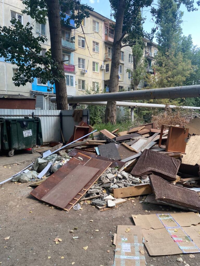 Астраханцы не могут побороть мусор на улице через портал «Решаем вместе»: приходится обращаться в прокуратуру