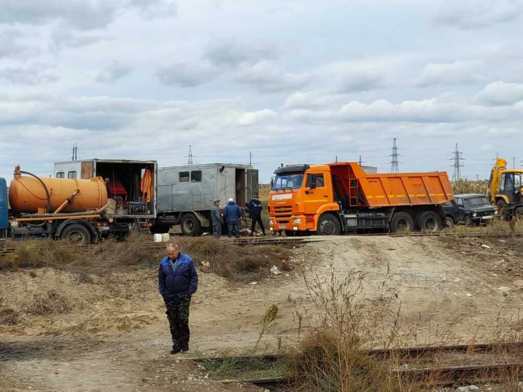 Астраханские коммунальщики спасли автомобиль, находившийся в зоне подтопления