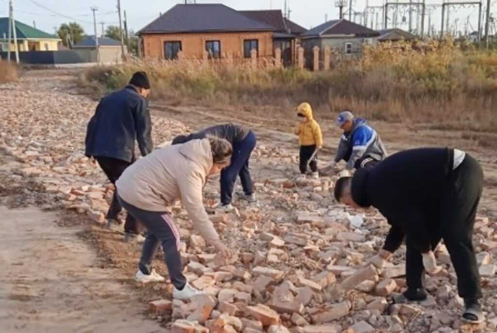 Жители поселка Володарский сами выложили себе дорогу строительным мусором