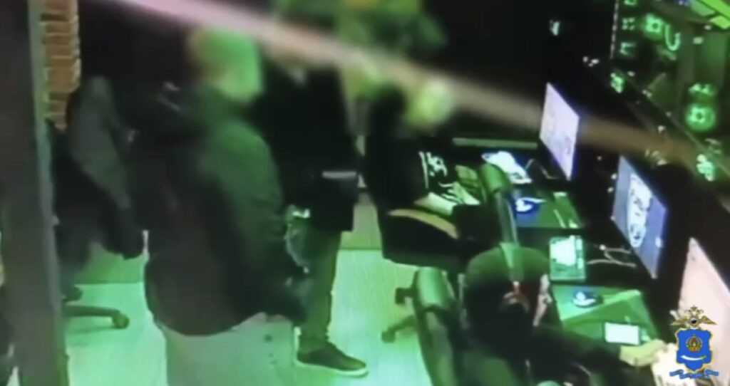 18-летней астраханке угрожали пистолетом в компьютерном клубе