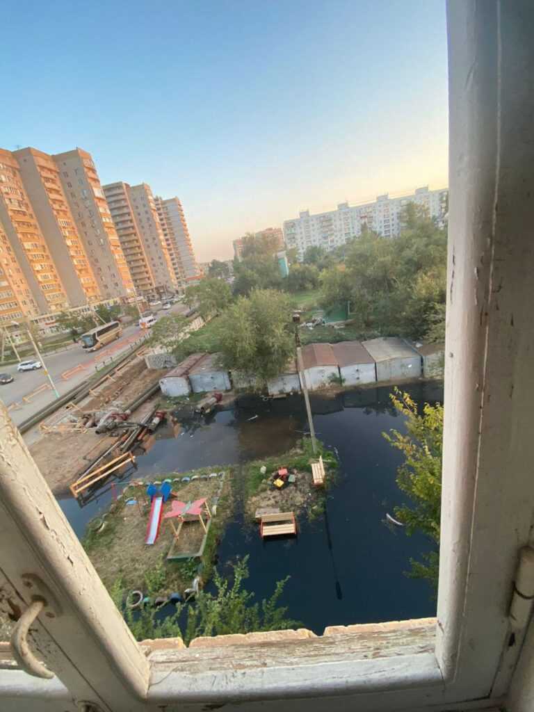 Жители дома на улице Николая Островского тонут в фекалиях — фото 1