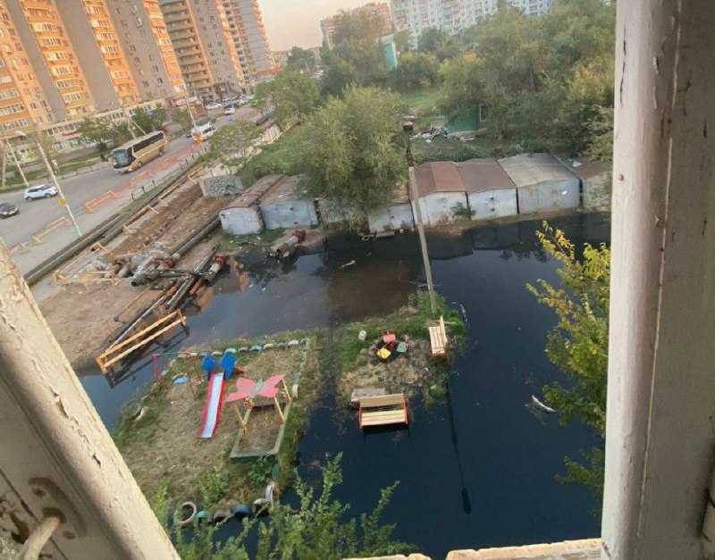 Жители дома на улице Николая Островского тонут в фекалиях