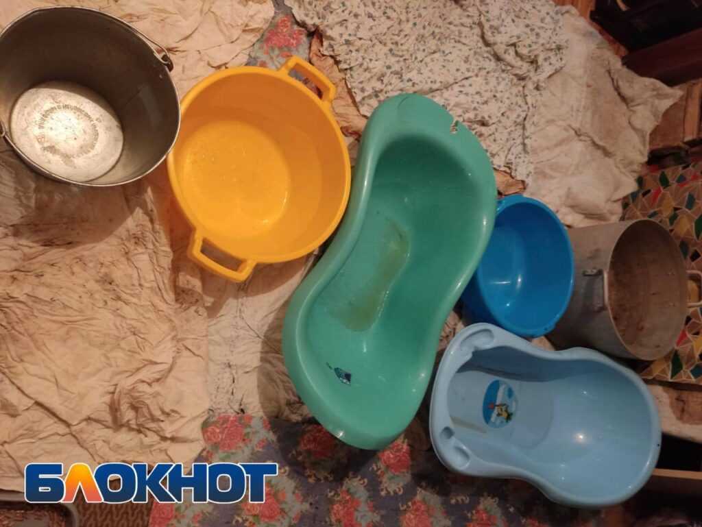 В Астрахани дождем залило квартиры жителей дома со снятой кровлей