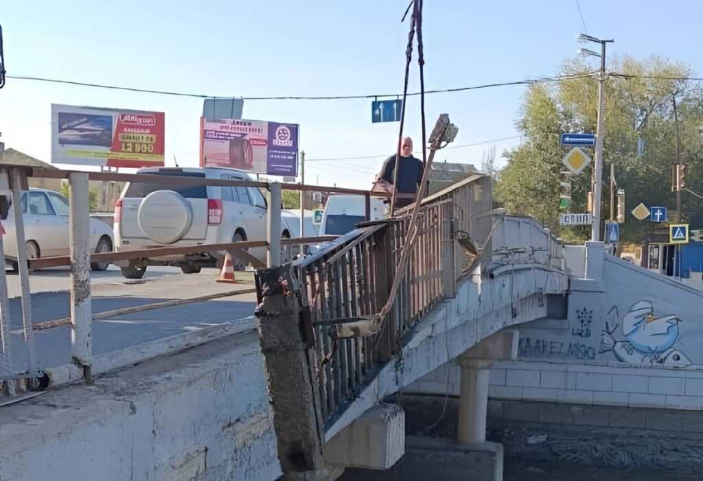 При чистке астраханских городских каналов нашли много интересного мусора — фото 1