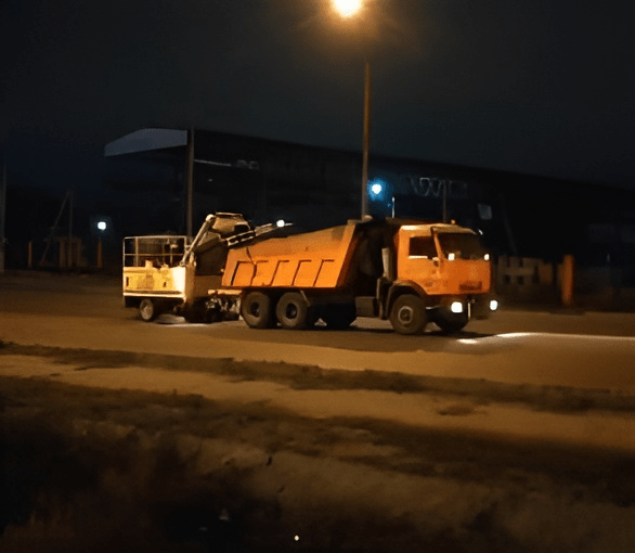 Астраханские дороги очищают от грязи по ночам