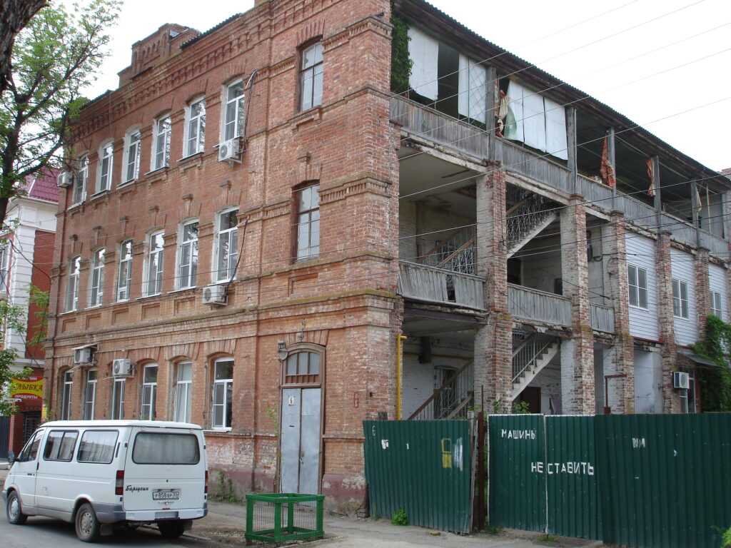 В Астрахани продолжается строительство, из-за которого по историческому дому пошла трещина