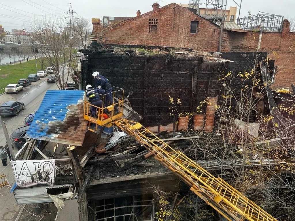 Угрожающий астраханцам балкон демонтируют