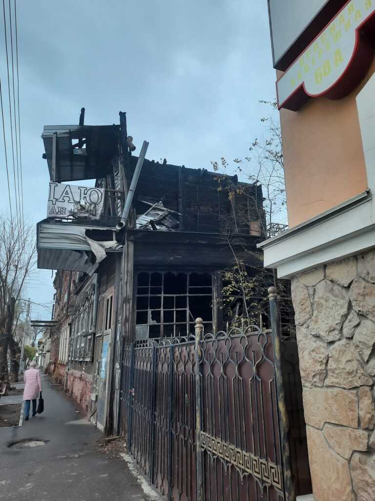 В Астрахани балкон угрожает рухнуть на головы прохожим