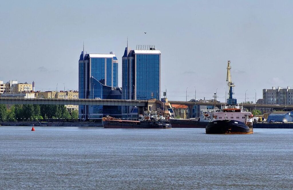 В Астрахани продолжает мелеть Волга