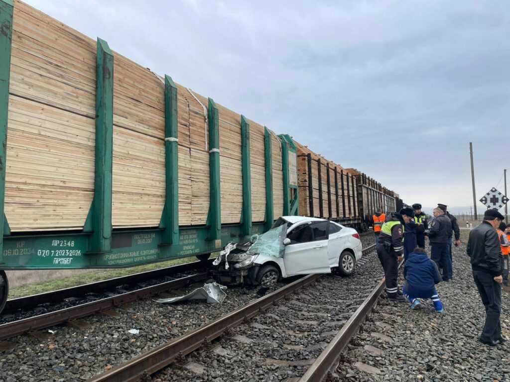 В Астраханской области автолюбительница погибла из-за столкновения с поездом