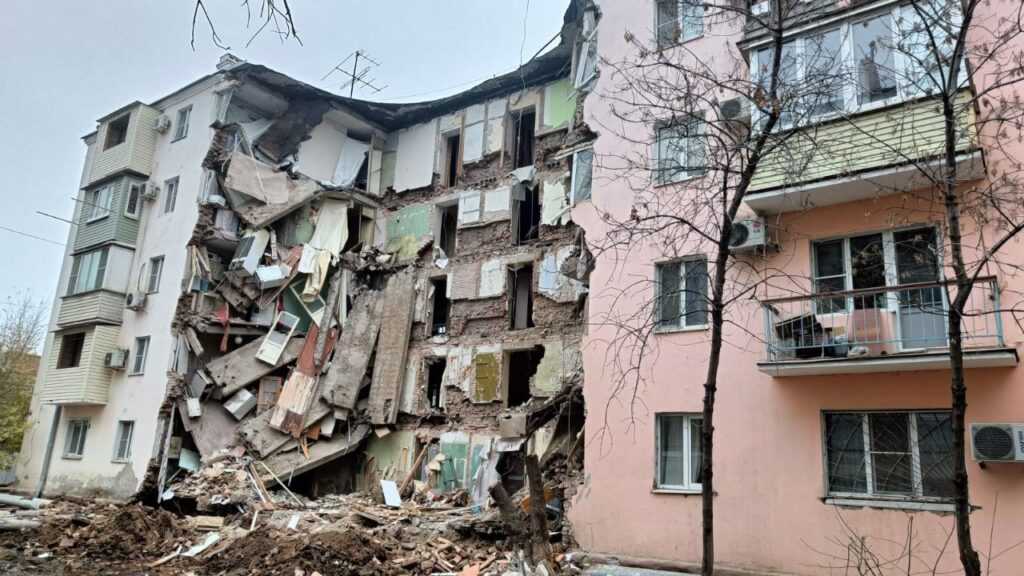 Остатки рухнувшего дома решили снести