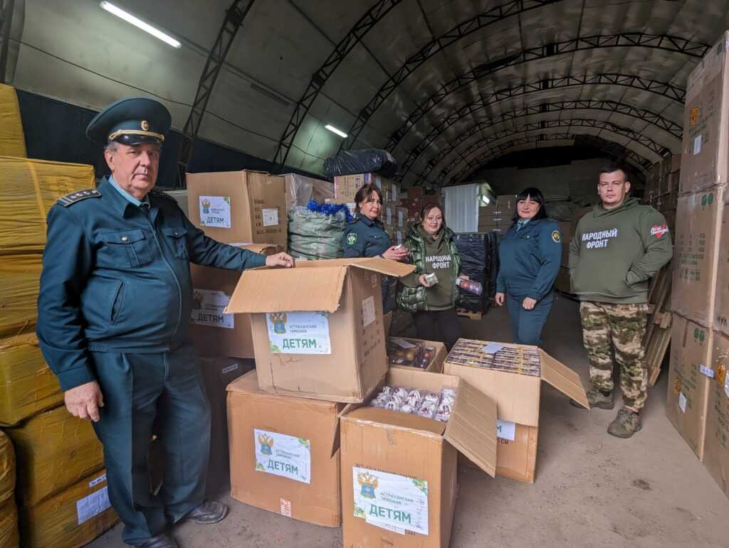 В Астрахани конфискованные новогодние игрушки отправились в детдома — фото 1