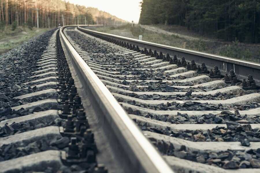 В Астраханской области ограничат движение через железнодорожный переезд