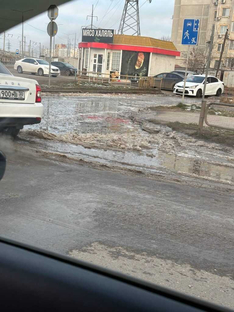 Астраханцы не могут ездить по недавно отремонтированной улице Бориса Алексеева — фото 1