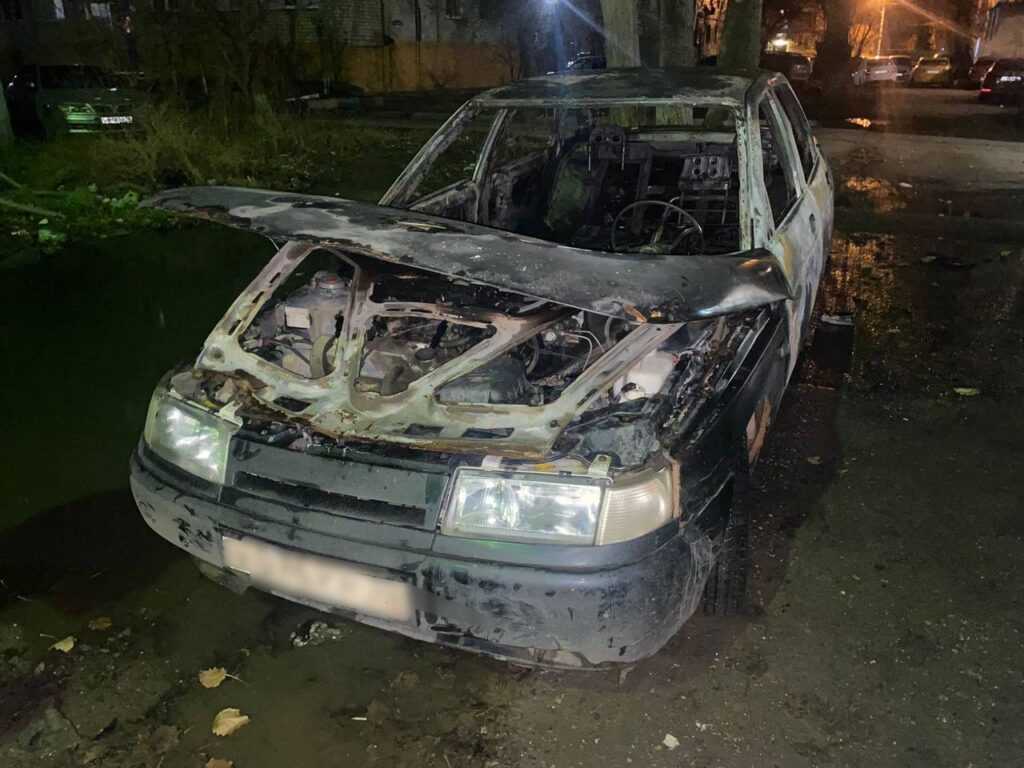 Астраханец попытался поджечь обливший его грязью автомобиль