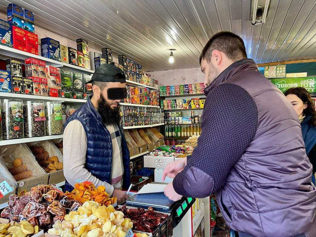 В Астрахани «ЭкоЦентр» провел рейд на рынке «Большие Исады» — фото 3