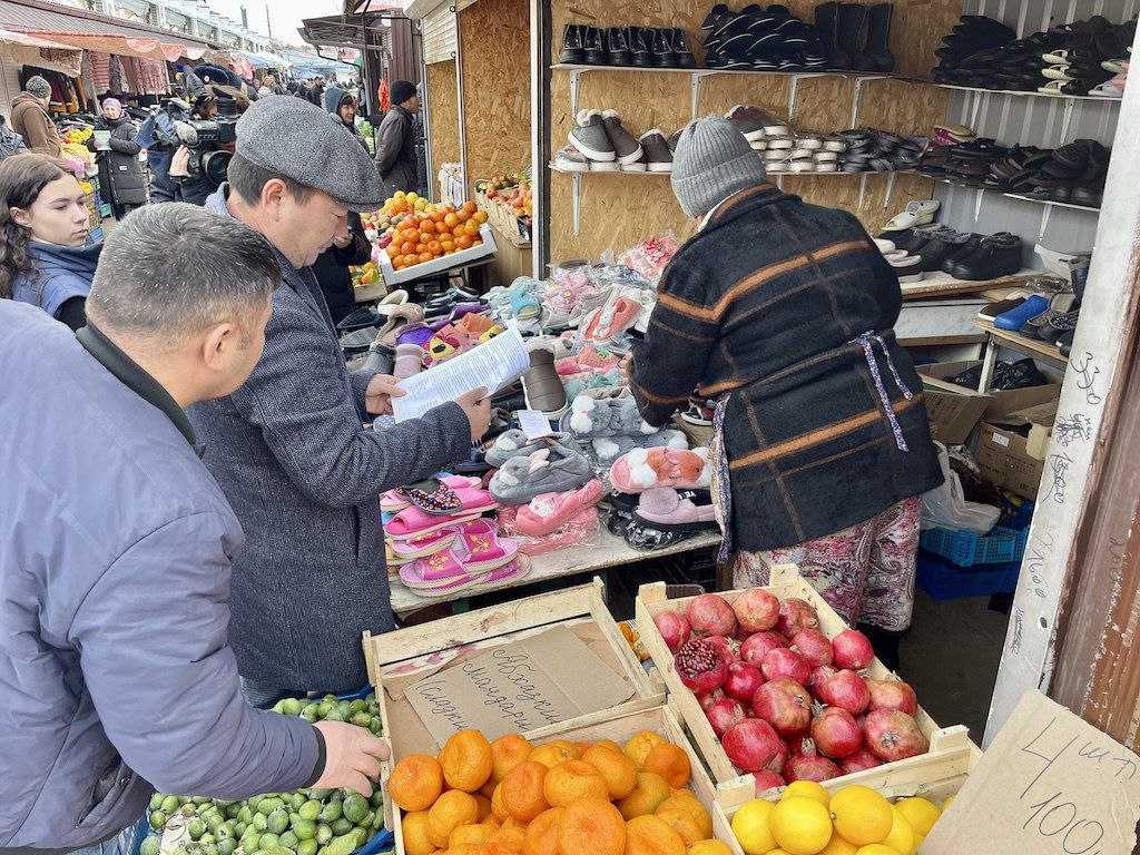 В Астрахани «ЭкоЦентр» провел рейд на рынке «Большие Исады» — фото 1