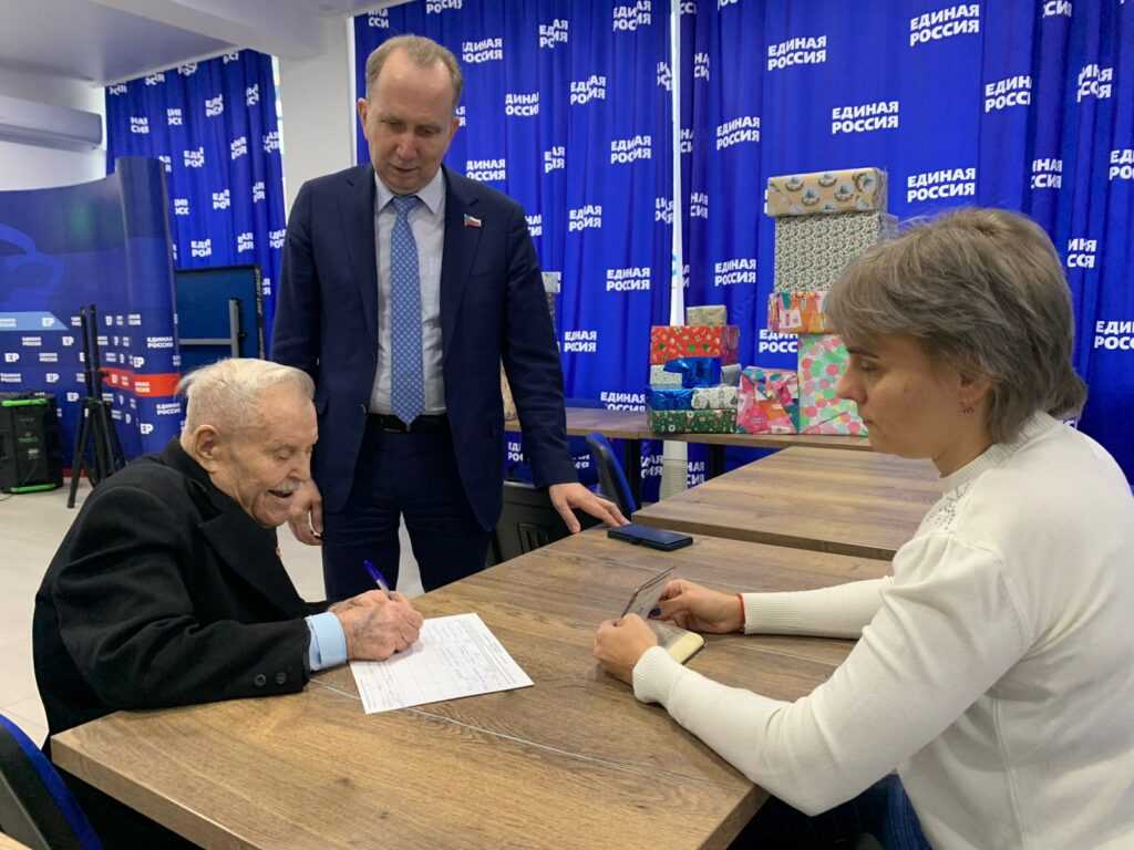 Ветеран Великой Отечественной войны лично оставил подпись в поддержку одного из кандидатов в президенты