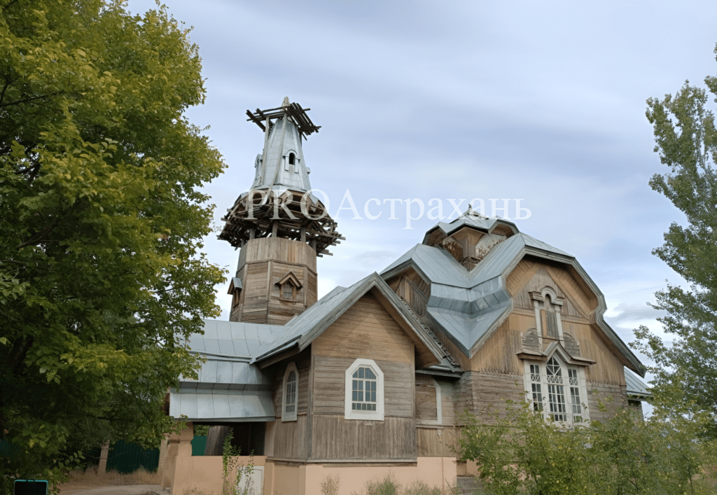 В Астраханской области продолжает разрушаться старинная церковь