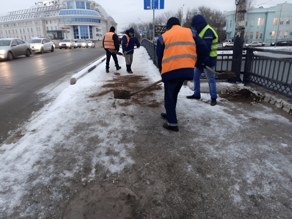 Около 300 человек посыпают улицы города пескосоляной смесью