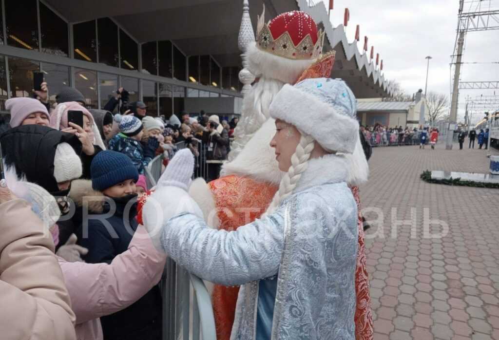 В Астрахани побывал поезд Деда Мороза — фото 2
