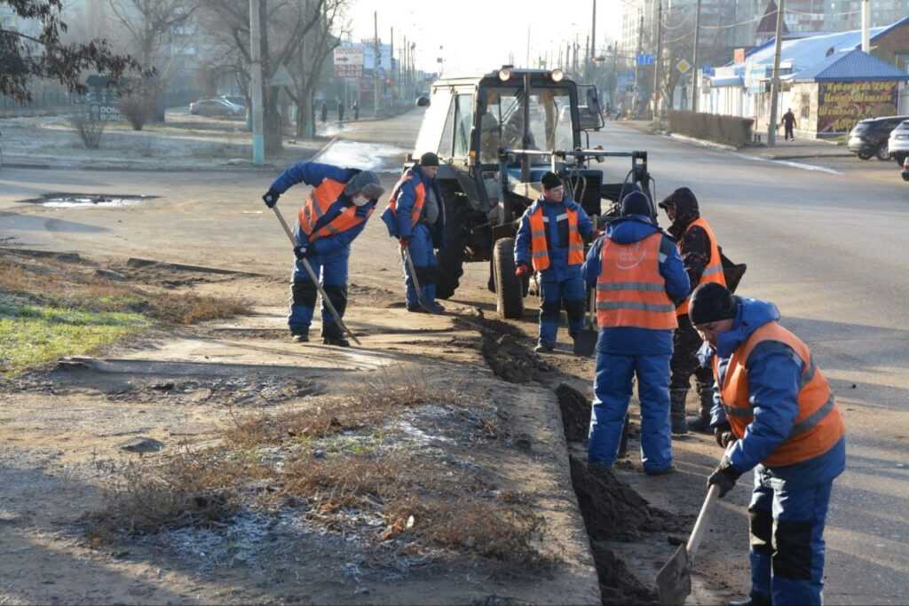 За два дня с улиц Астрахани вывезли 70 тонн мусора — фото 3