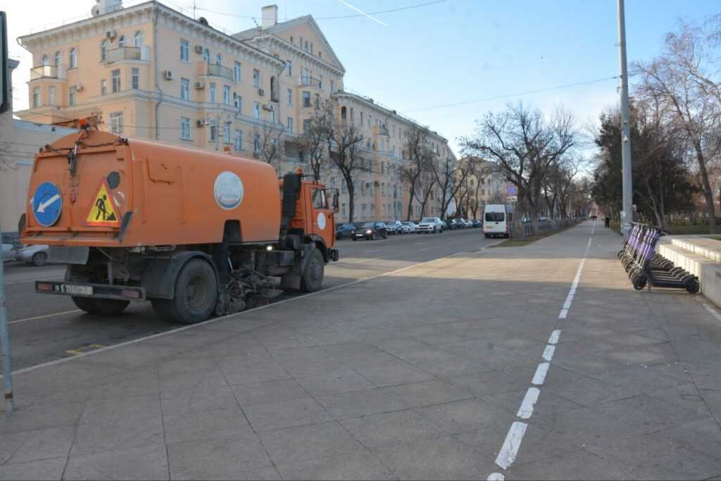 За два дня с улиц Астрахани вывезли 70 тонн мусора — фото 1