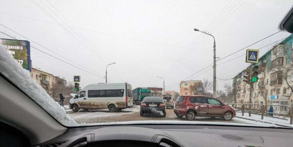Снегопад стал причиной массовых аварий на дорогах Астрахани — фото 1