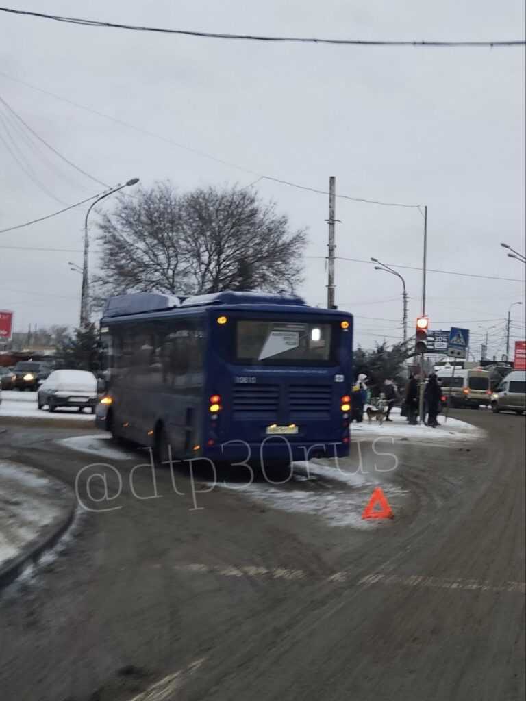 Снегопад стал причиной массовых аварий на дорогах Астрахани — фото 2