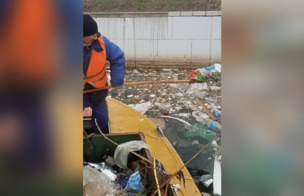 В Астрахани продолжают очищать городские каналы