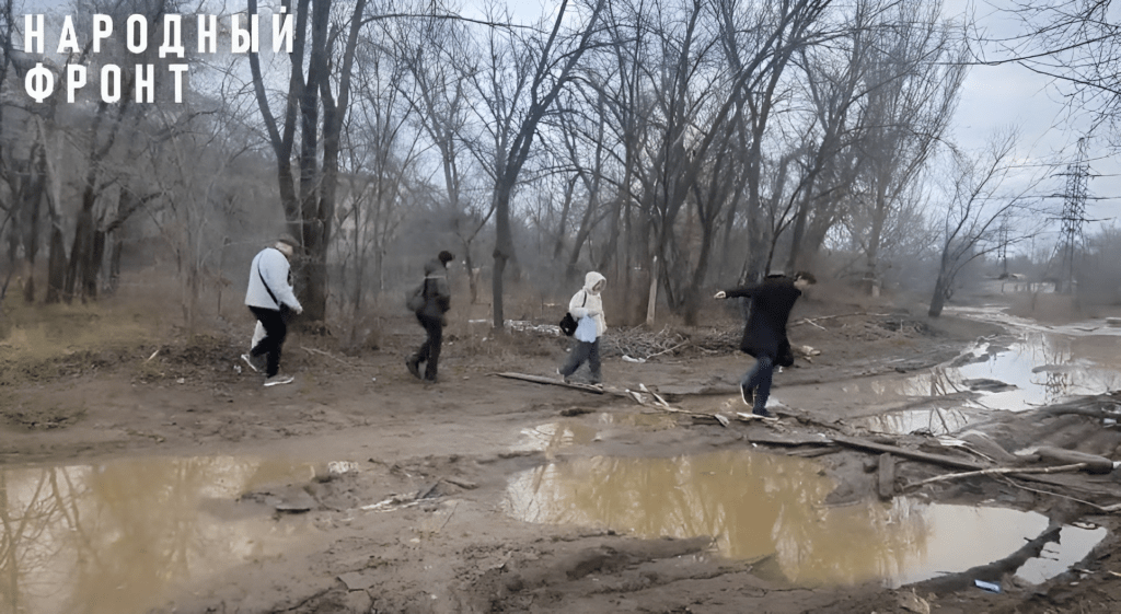 Сотни астраханцев вынуждены добираться до остановки по колено в грязи
