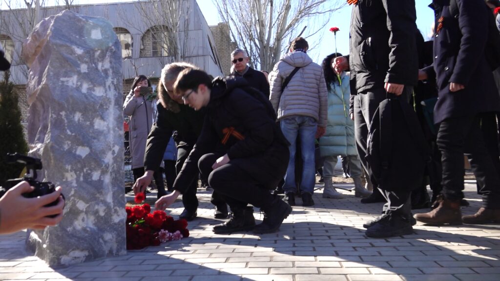 В Астрахани торжественно открыли памятный знак журналистам и военным корреспондентам — фото 2