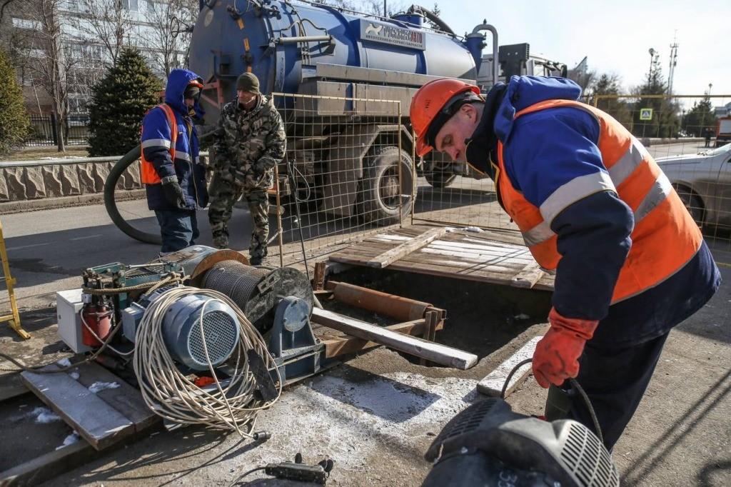 Знаменитый провал, образованный еще в 2021 году, отремонтировали