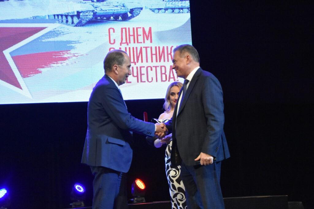 Игорь Седов наградил Сергея кодюшева за боевые заслуги и общественную работу на благо города