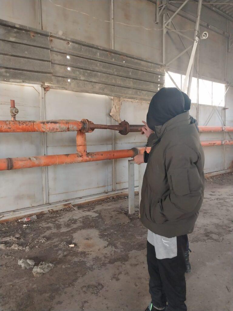 Астраханец сломал элементы городской системы отопления ради 640 рублей — фото 3