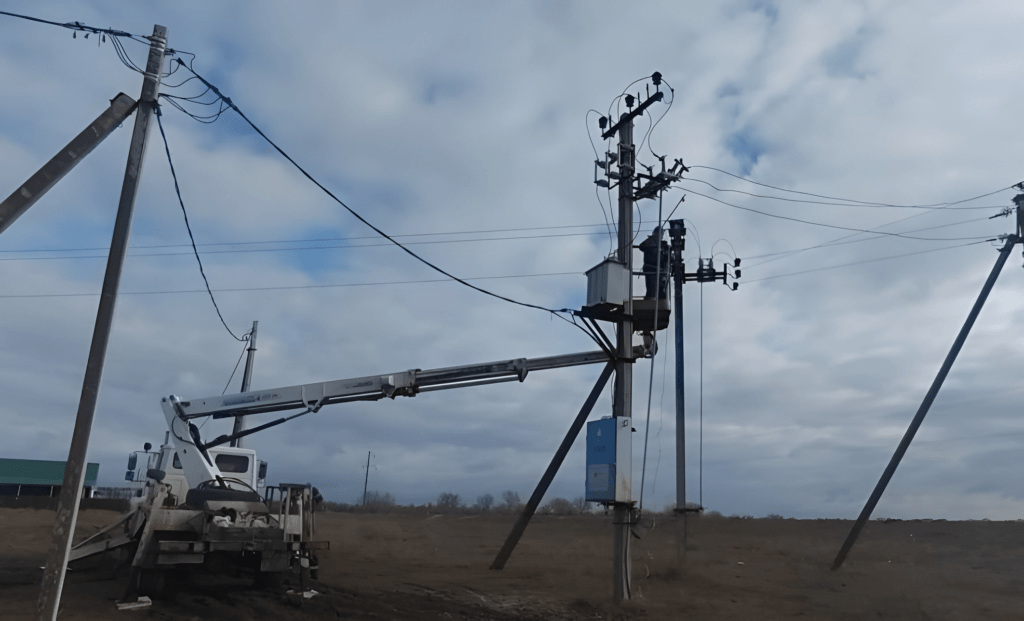 Из-за урагана в Астраханской области без света остались 33 населенных пункта