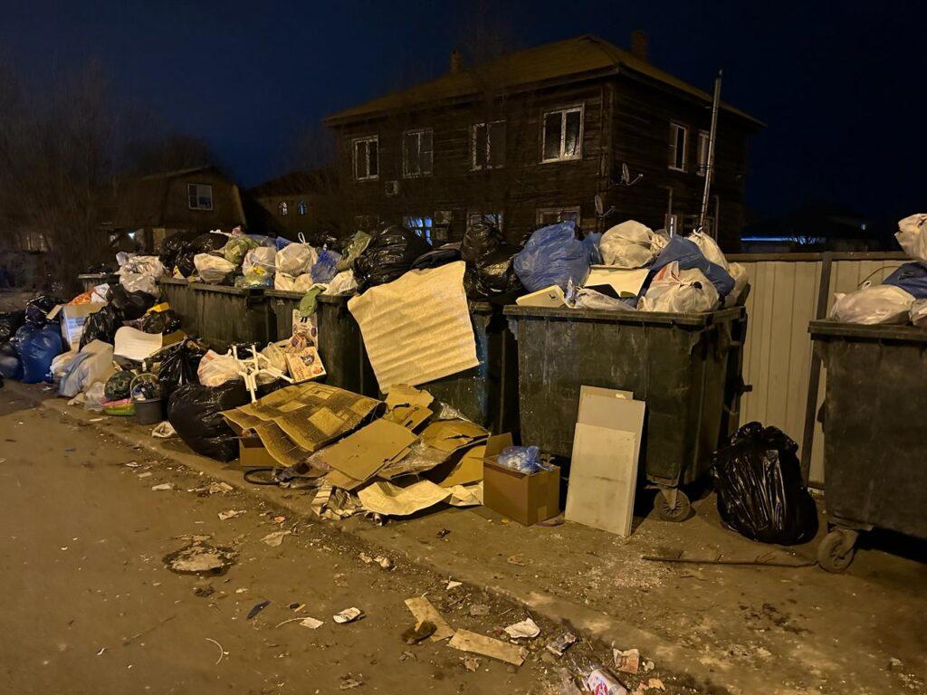 С одной из астраханских улиц вывезли порядка 27 тонн мусора — фото 1