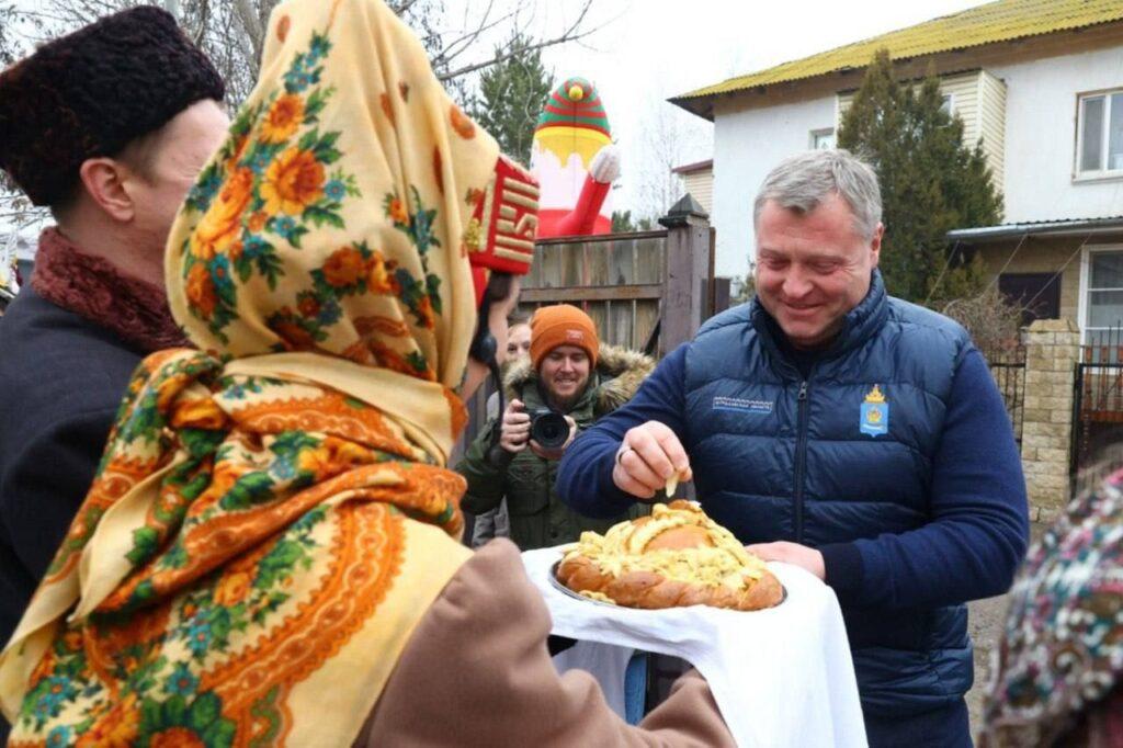 В Астрахани ярко отметили последний день Масленицы — фото 1