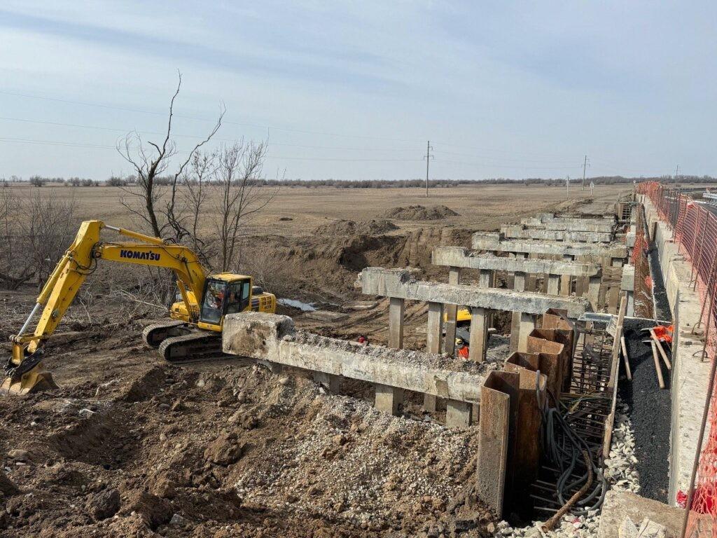 Первую половину моста в Красноярском районе Астраханской области отремонтировали — фото 1