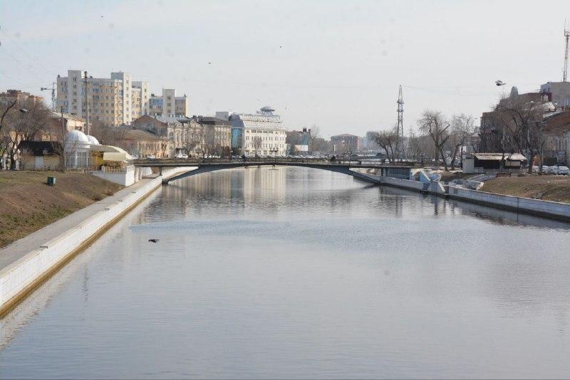 В Астрахани начали понижать уровень воды в городских каналах