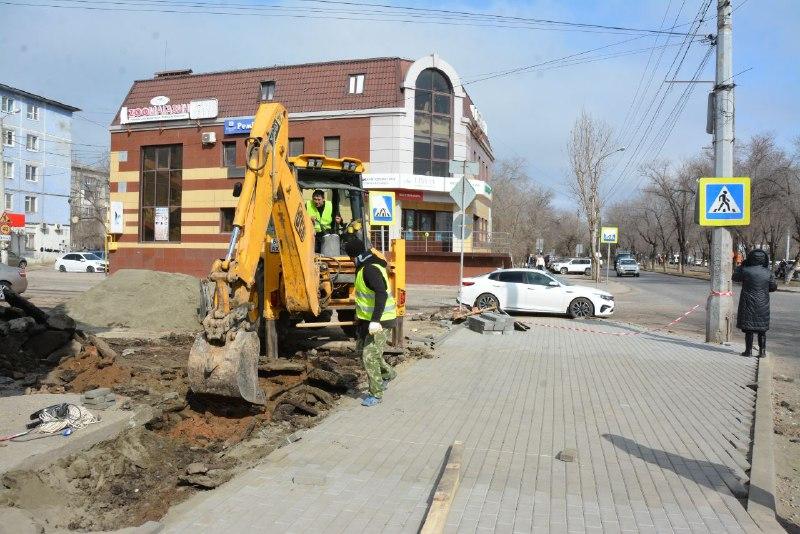 В Астрахани начали ремонтировать остановки общественного транспорта