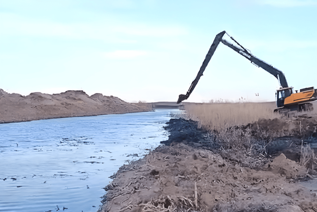 В Астраханской области продолжают расчистку водных объектов