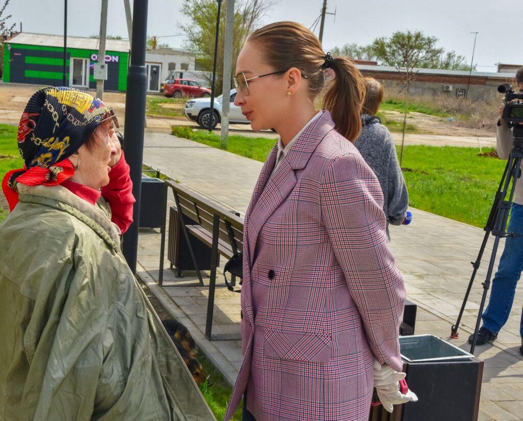 В одном из астраханских парков появилась центральная ель и новые деревья