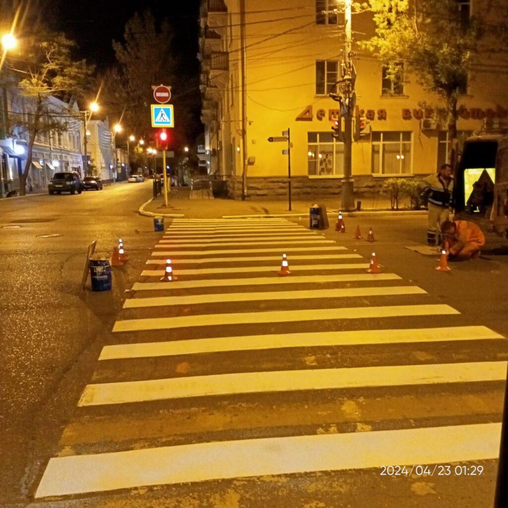 В Астрахани обновляют дорожную разметку