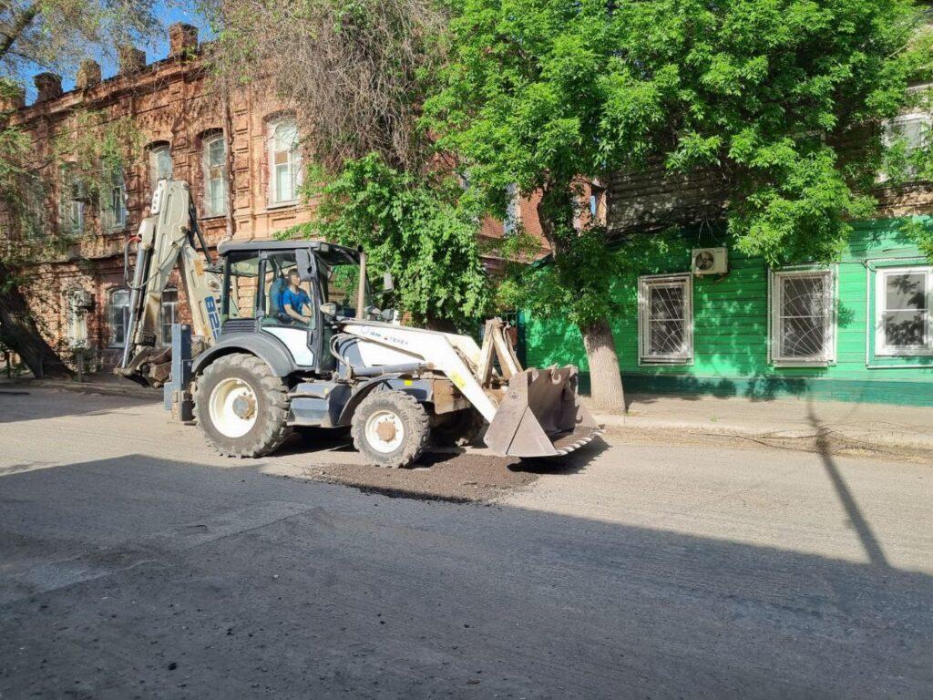 Неровности на улице Калинина в Астрахани временно засыпали инертным материалом — фото 2