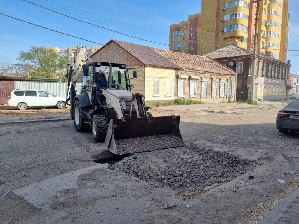 Неровности на улице Калинина в Астрахани временно засыпали инертным материалом