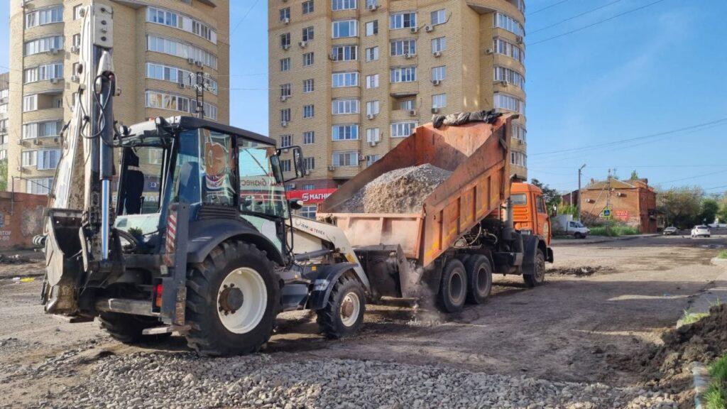 Неровности на улице Калинина в Астрахани временно засыпали инертным материалом — фото 1