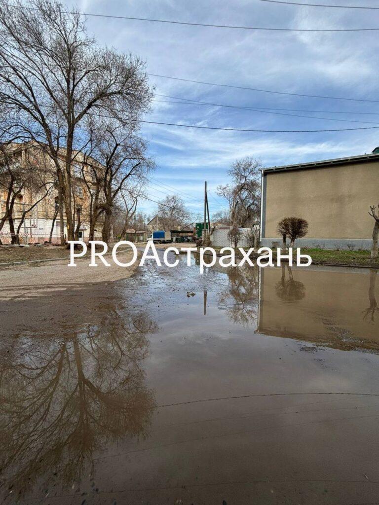 ОДКБ имени Н. Н. Силищевой в Астрахани заливает нечистотами — фото 1