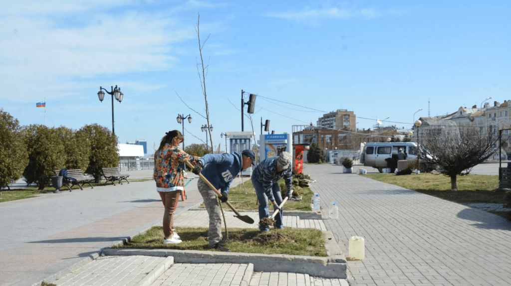 Астрахань продолжают приводить в порядок после зимы