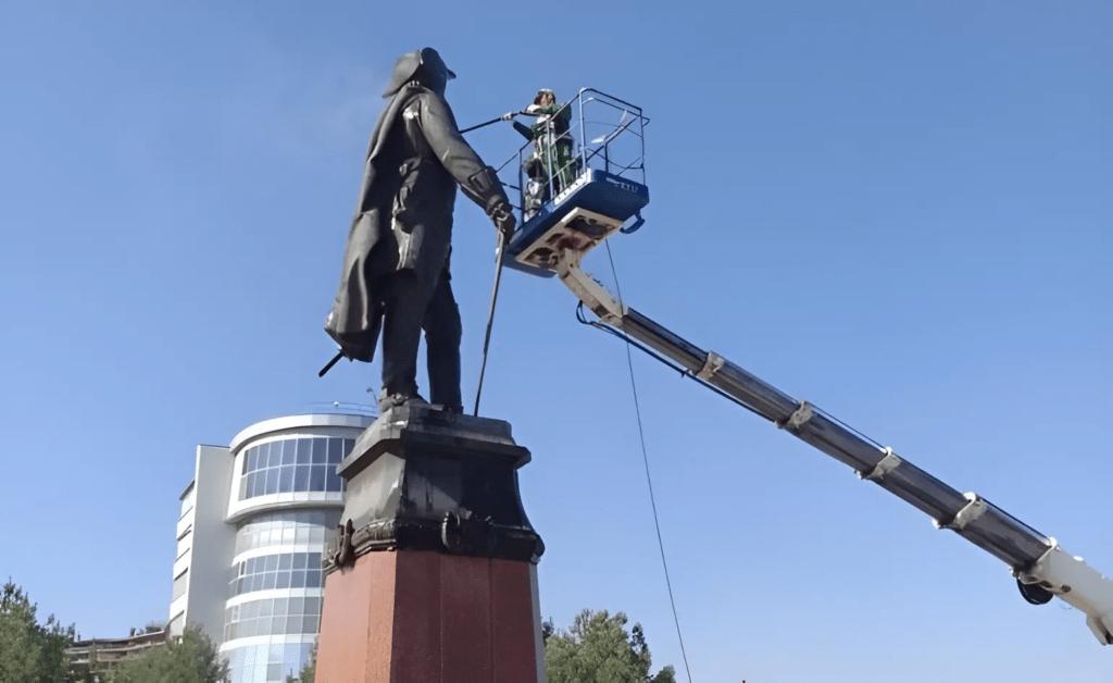 В Астрахани начали приводить в порядок памятники и мемориалы